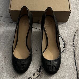 Tory Burch Black Leather Logo Round-Toe Flats